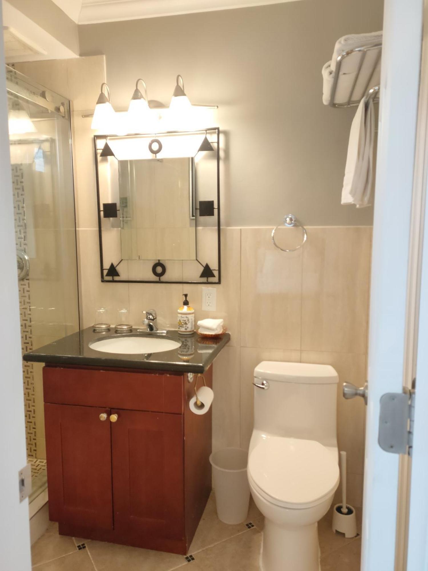 Semi Centre House Hotel White Rock Ngoại thất bức ảnh